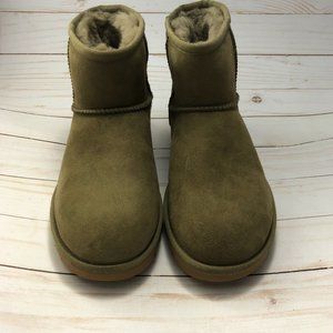 NWOT UGG Womens SZ 7 CLASSIC MINI